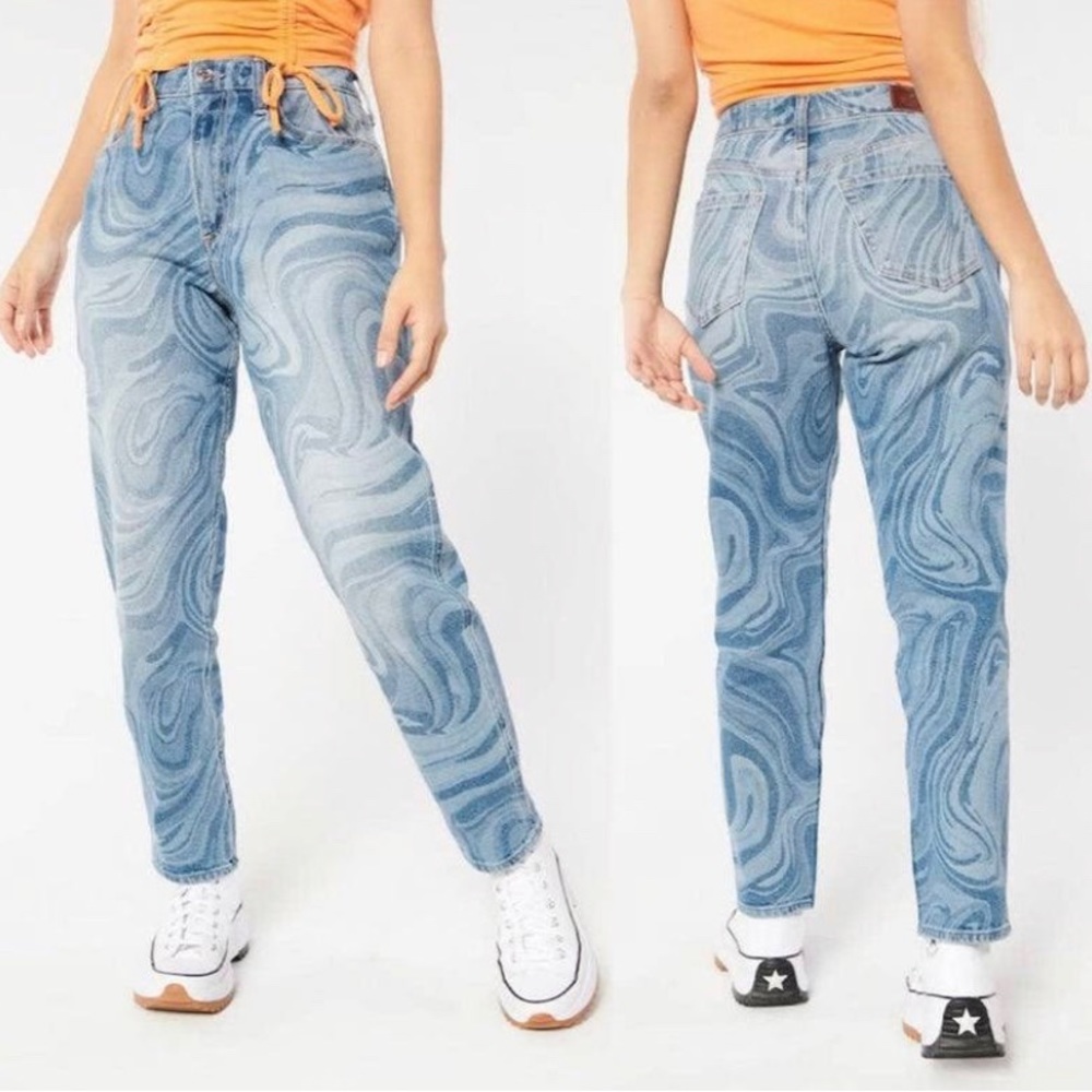 7 Short Hollister Trippy Swirls Curvy High-Rise Mom Jeans